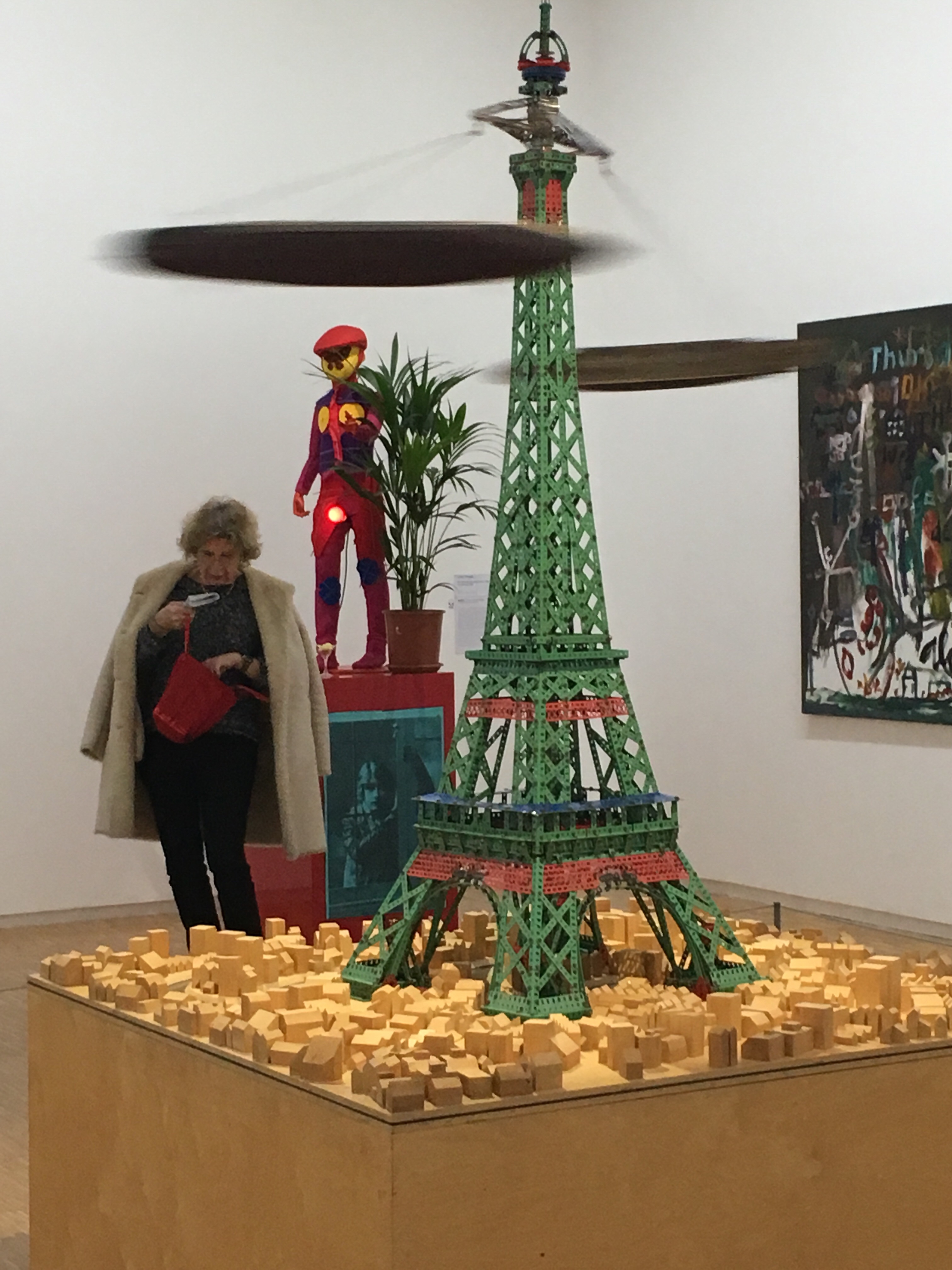 transportas paryziuje, paris museum woman and green statue of eiphel tower