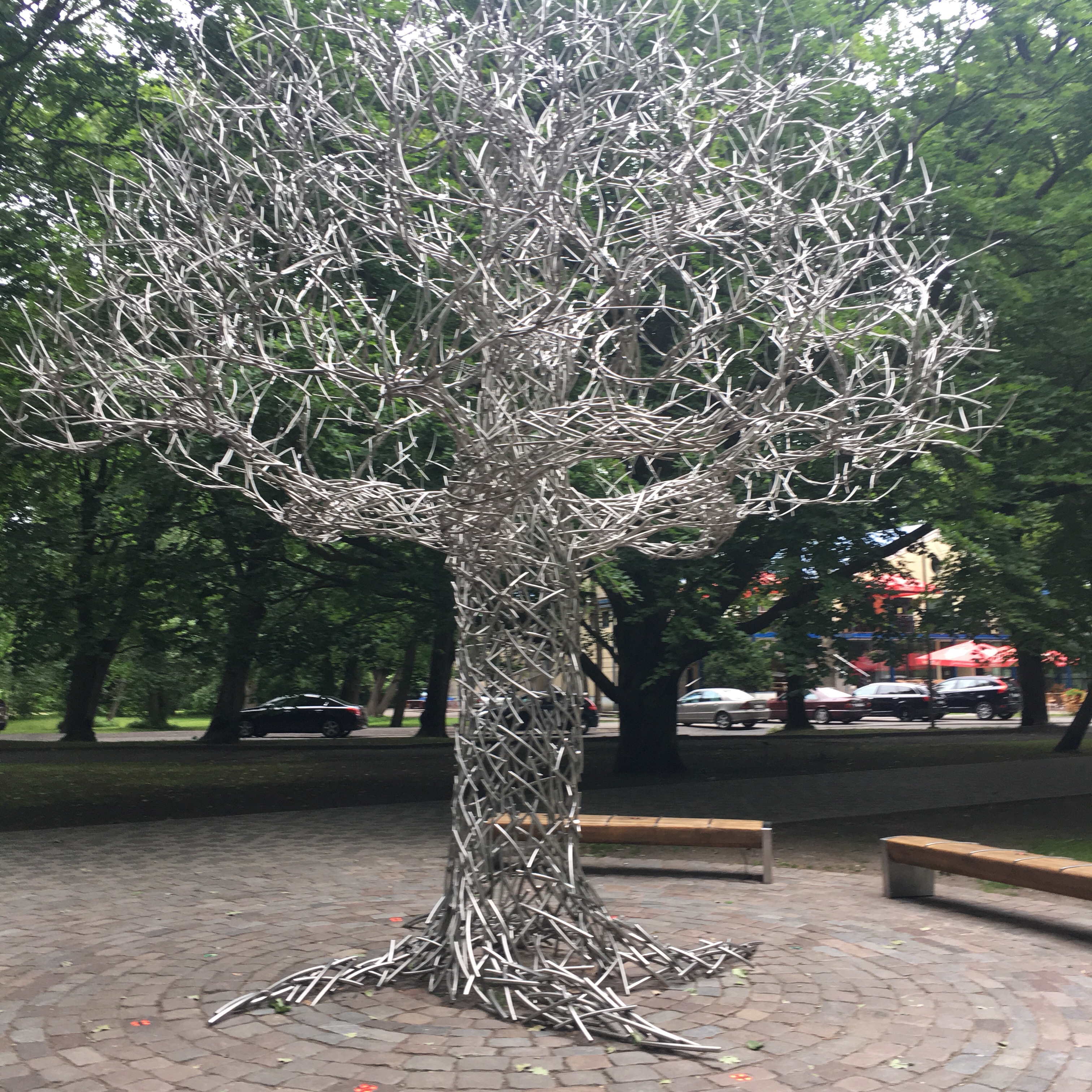 ghost tree liepaja latvia, medis skulptura liepojoje
