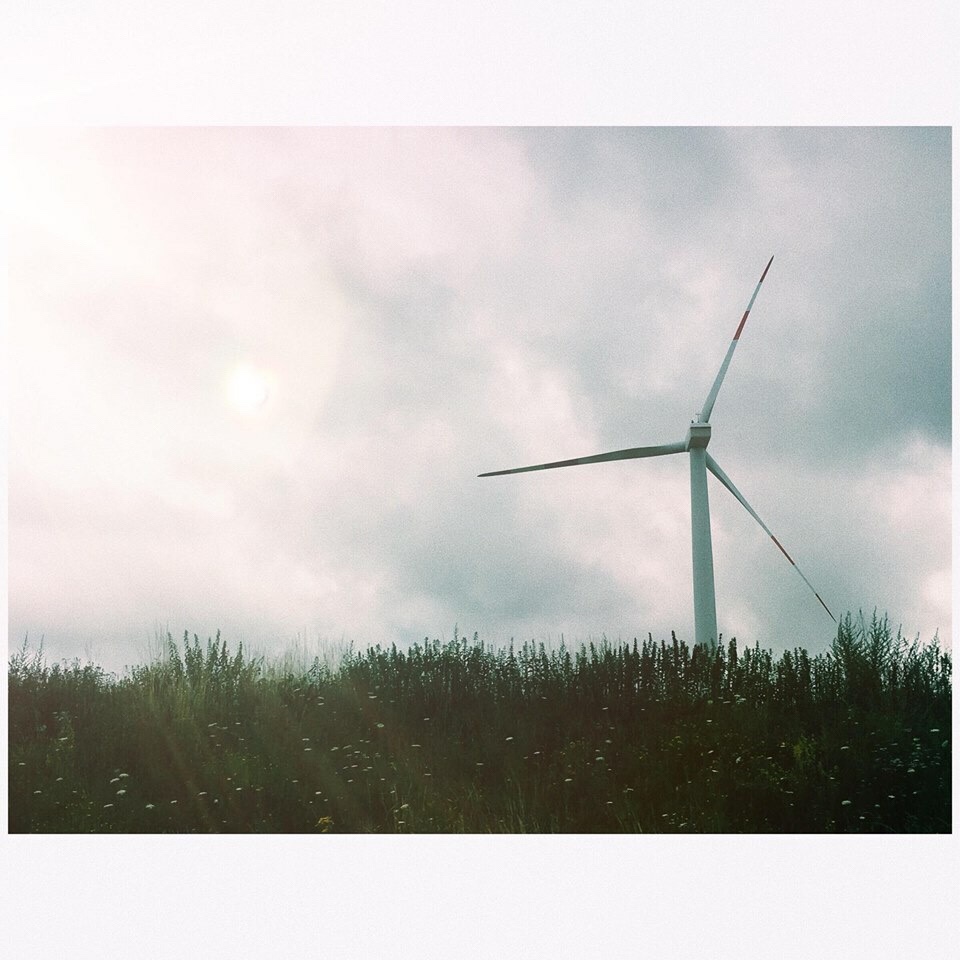one wind mill in germany near road and grass, vejo malunas kelyje vokietijoje