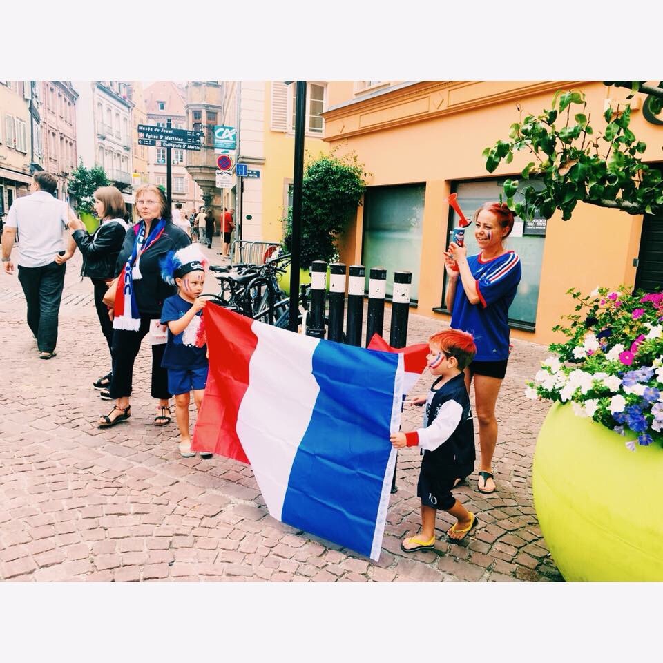 football fans in colmar france with french flag, prancuzijos fanai kolmare prancuzijoje,